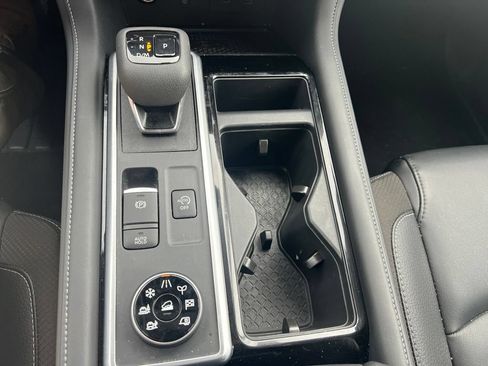 Used 2025 Nissan Pathfinder SL AWD/4WD image 18