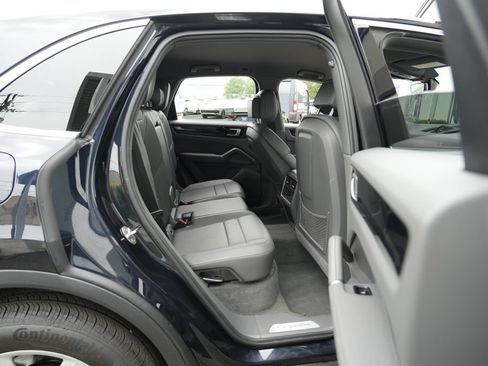 Used 2021 Porsche Cayenne AWD/4WD image 36