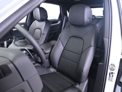 Certified 2025 Porsche Cayenne image 5