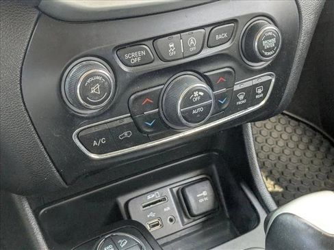 Used 2017 Jeep Cherokee Trailhawk image 15