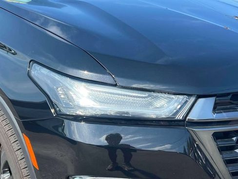 Used 2023 Chevrolet Traverse RS AWD/4WD image 9