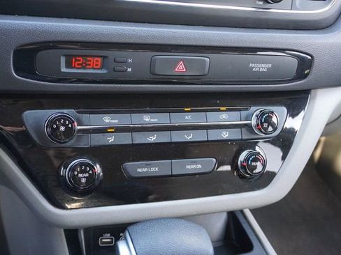 Used 2017 Kia Sedona LX image 19