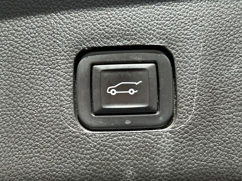 Used 2021 Chevrolet Traverse LT image 25