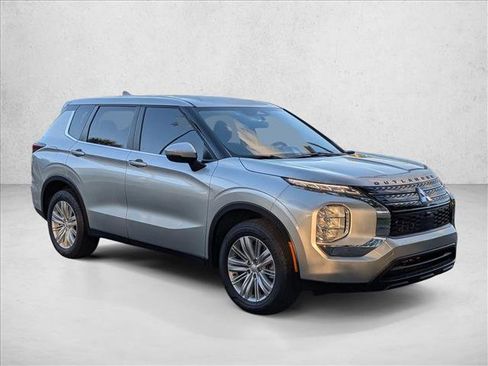 Used 2023 Mitsubishi Outlander ES image 3