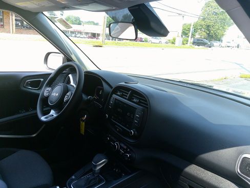 Used 2025 Kia Soul LX FWD image 21