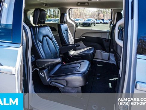 Used 2024 Chrysler Pacifica Touring-L FWD image 23