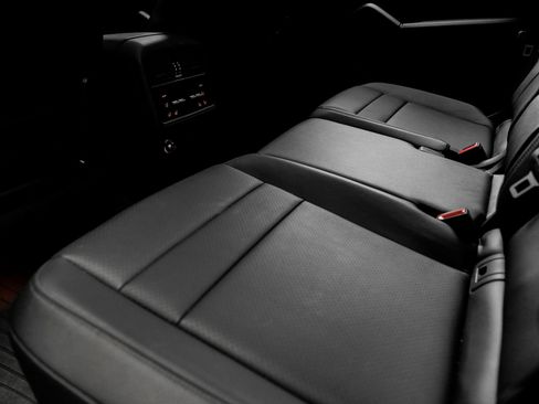 Certified 2025 Porsche Cayenne AWD/4WD image 23