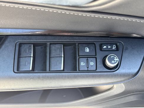 Used 2024 Toyota Venza LE AWD/4WD image 14