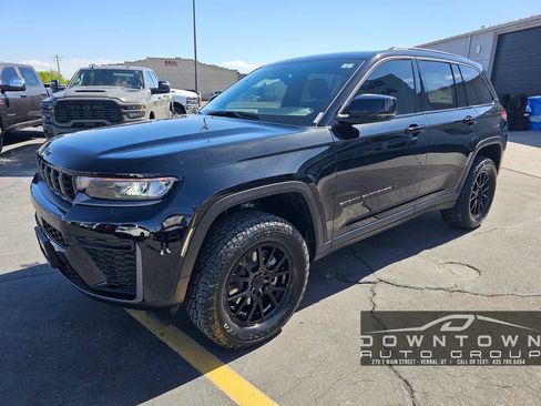 New 2026 Jeep Grand Cherokee Altitude AWD/4WD image 7