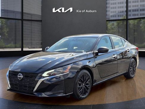 Used 2025 Nissan Altima 2.5 SV image 1