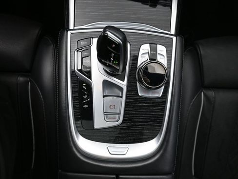 Used 2022 BMW 750i xDrive w/ Executive Package image 19