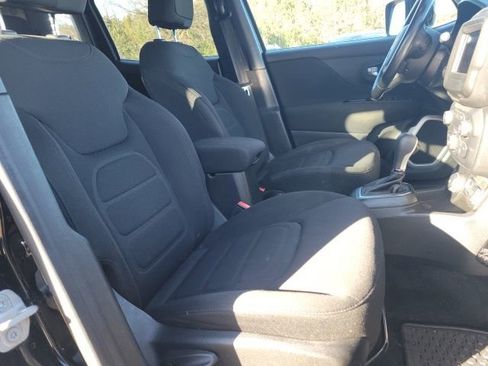 Used 2018 Jeep Renegade Latitude w/ Cold Weather Group image 19