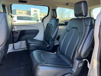 Used 2024 Chrysler Pacifica Touring-L