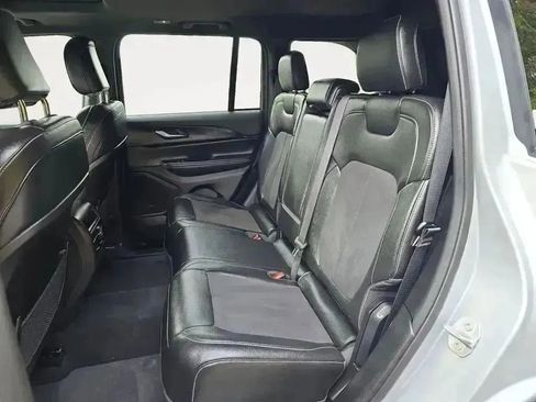 Used 2024 Jeep Grand Cherokee Altitude image 13