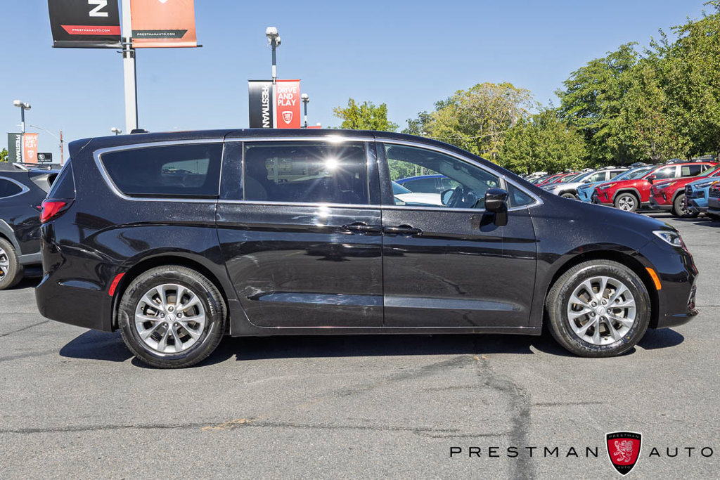 Used 2026 Chrysler Pacifica Limited FWD image 21