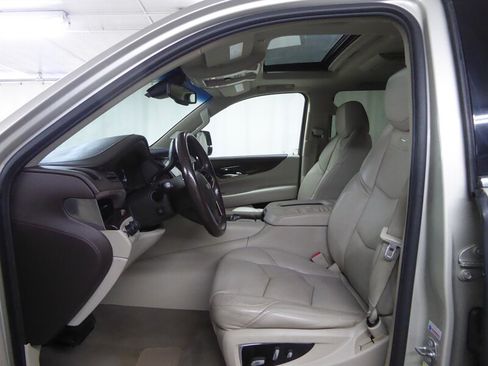 Used 2016 Cadillac Escalade Luxury AWD/4WD image 19