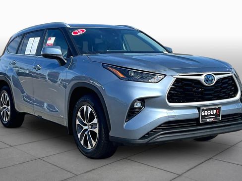 Used 2023 Toyota Highlander XLE AWD/4WD image 2