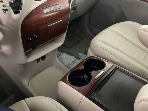 Used 2014 Toyota Sienna XLE image 18