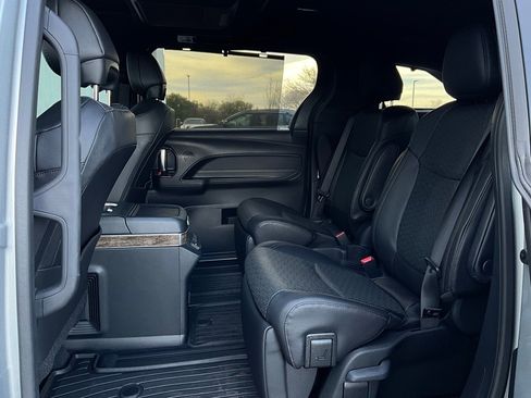 Used 2025 Toyota Sienna Platinum image 12