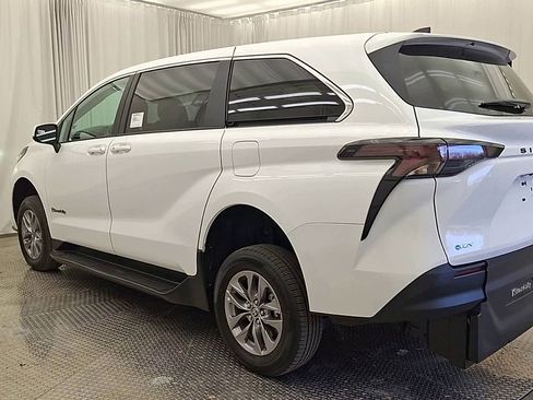 Used 2025 Toyota Sienna LE image 9