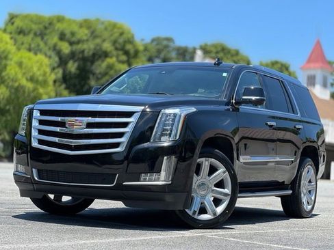 Used 2017 Cadillac Escalade Luxury RWD image 1