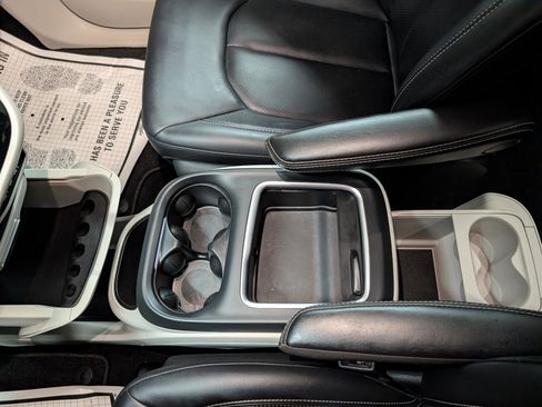 Used 2024 Chrysler Pacifica Touring-L image 39