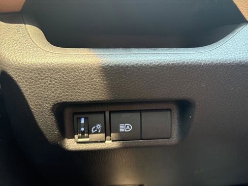 Used 2019 Toyota RAV4 LE FWD image 21