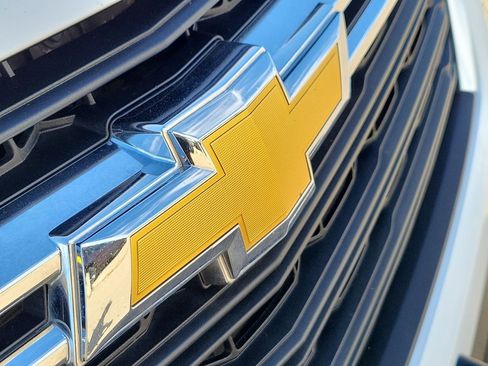 Used 2023 Chevrolet Traverse LS image 31