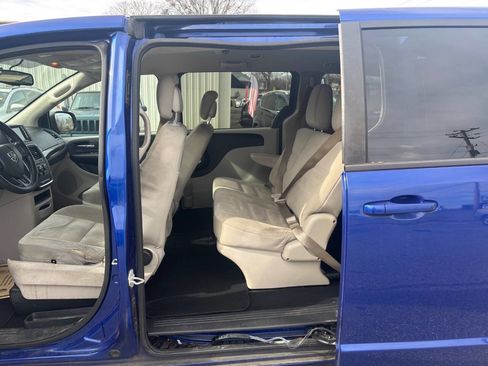 Used 2018 Dodge Grand Caravan SE w/ UConnect Hands-Free Group image 15