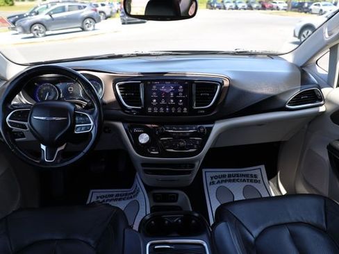 Used 2019 Chrysler Pacifica Touring-L Plus w/ Advanced Safetytec Group FWD image 10