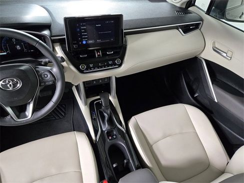 Used 2024 Toyota Corolla Cross XLE image 18