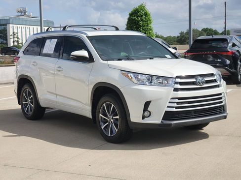 Used 2018 Toyota Highlander XLE FWD image 3