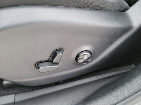 Used 2019 Jeep Cherokee Limited w/ Luxury Group image 12