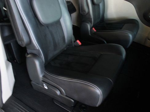 Used 2017 Dodge Grand Caravan SXT FWD image 3