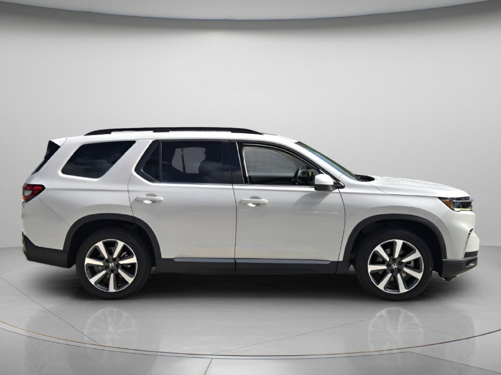 Certified 2023 Honda Pilot Touring image 3