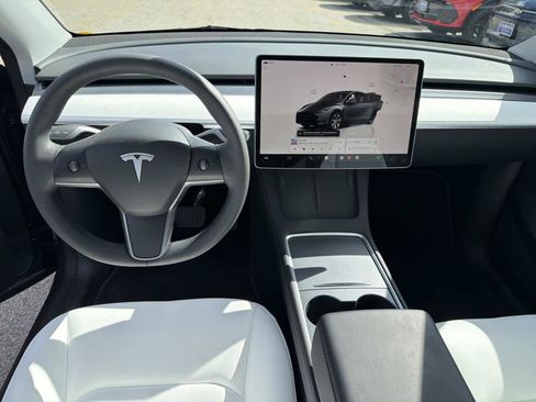 Used 2023 Tesla Model Y AWD image 21