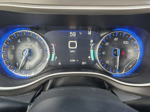 Used 2021 Chrysler Pacifica Touring-L image 6