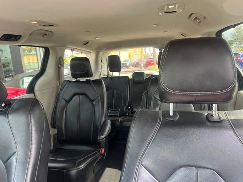 Used 2022 Chrysler Pacifica Touring-L FWD image 21