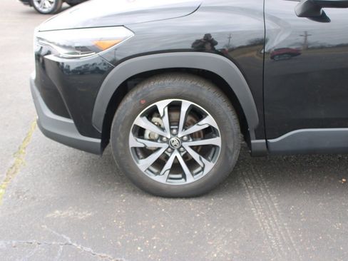 Used 2024 Toyota Corolla Cross XLE image 12