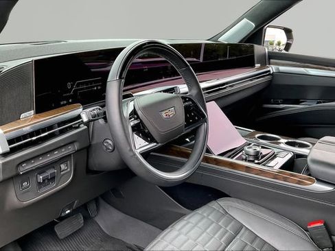 Used 2025 Cadillac Escalade Sport Platinum w/ LPO, ONYX Package AWD/4WD image 12