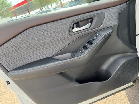 Used 2023 Nissan Rogue SV FWD image 11