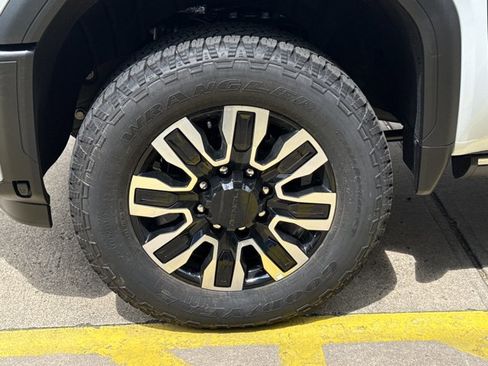 New 2026 GMC Sierra 2500 Denali Ultimate w/ LPO, Black Badging Package image 17