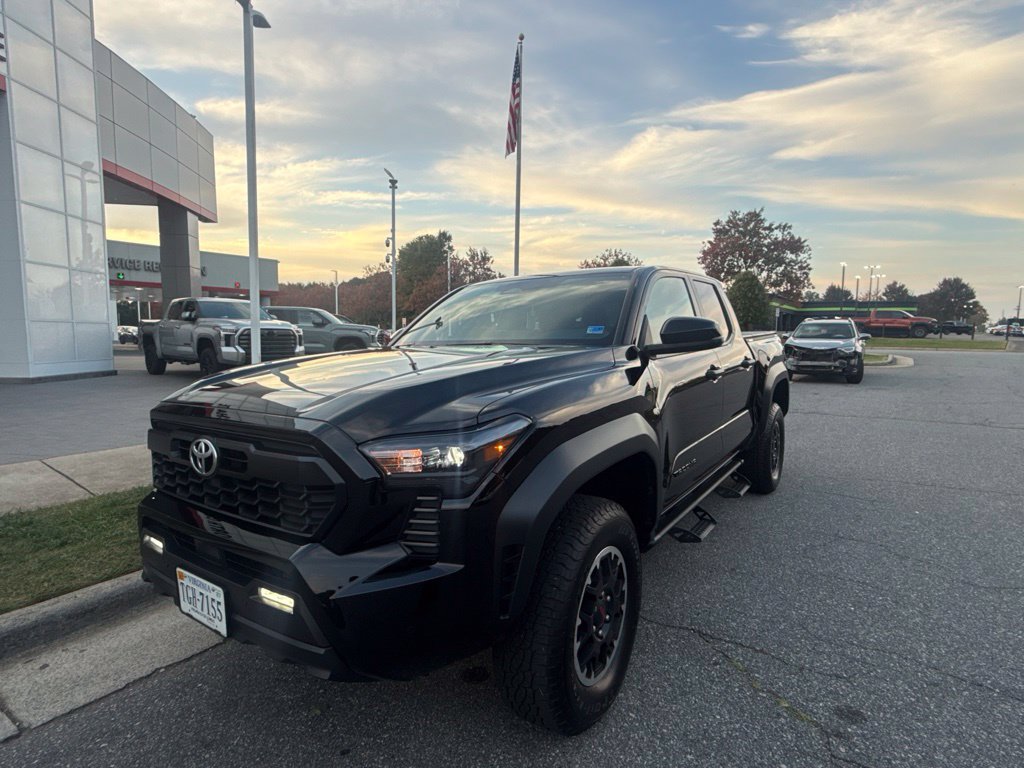 Used 2024 Toyota Tacoma TRD Off-Road w/ TRD Off Road Upgrade Package AWD/4WD image 10