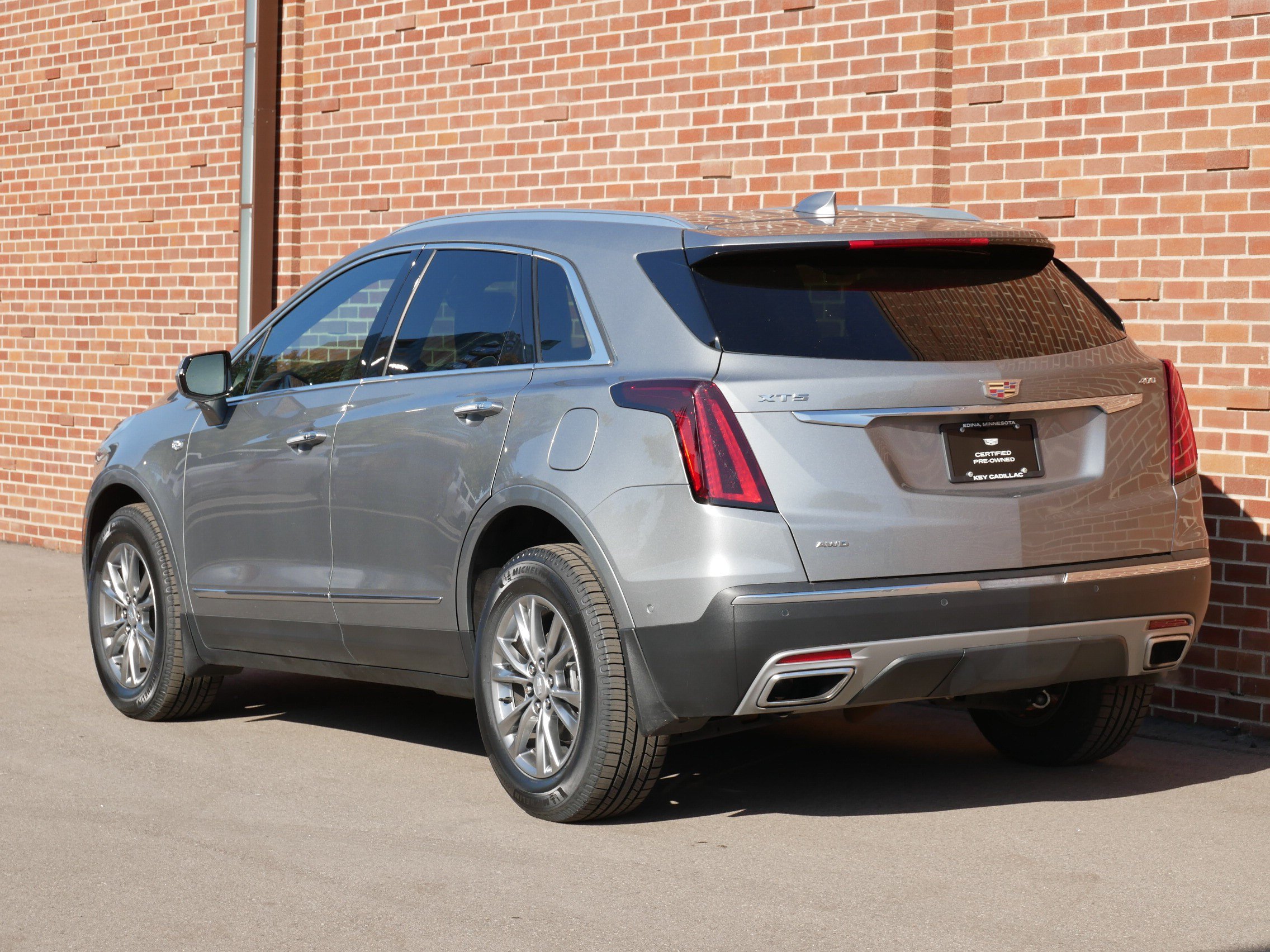 Used 2023 Cadillac XT5 Premium Luxury w/ Technology Package AWD/4WD image 3