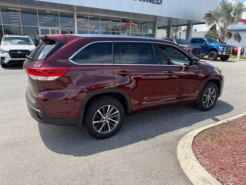 Used 2018 Toyota Highlander XLE AWD/4WD image 3