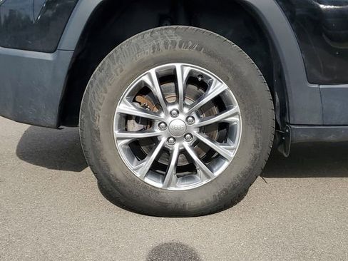 Used 2019 Jeep Cherokee Latitude Plus w/ Cold Weather Group AWD/4WD image 5