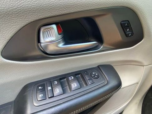 Used 2023 Chrysler Pacifica Touring-L image 19