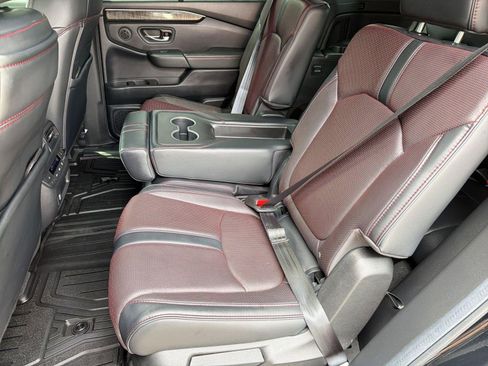 Used 2025 Honda Pilot Black Edition image 15