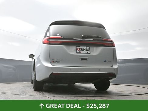 Used 2024 Chrysler Pacifica Limited FWD image 59