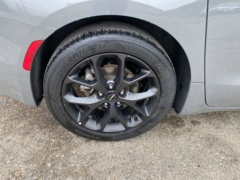 Used 2025 Chrysler Pacifica Limited image 31